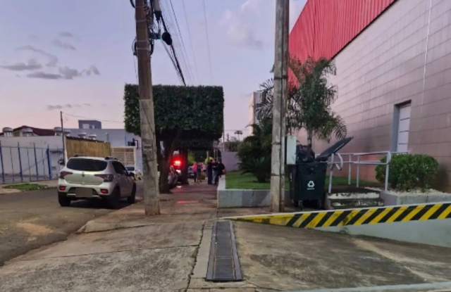 Homem &eacute; encontrado morto com marcas de facadas na Vila Gl&oacute;ria