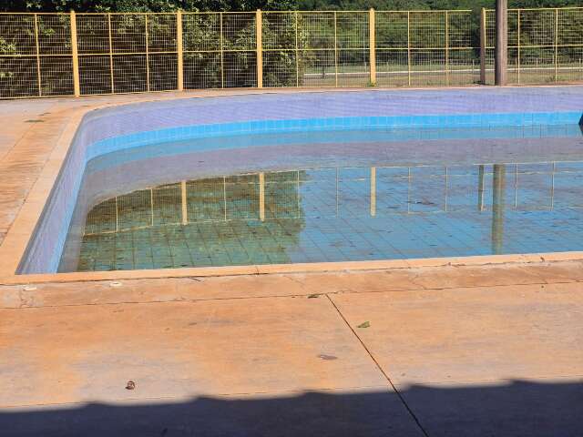 Piscina suja, escurid&atilde;o e depreda&ccedil;&atilde;o afastam frequentadores de parque e gin&aacute;sio