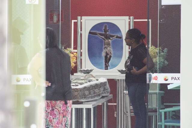 No vel&oacute;rio da filha, Jos&eacute; relembra assassino: "tinha zelo diferente com ela"