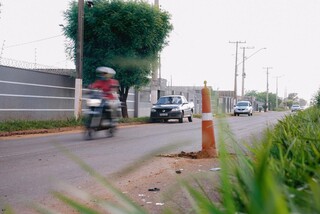 Na Guaicurus, motociclista desvia de buraco e &eacute; atingida por outra moto