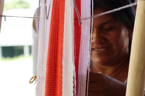 Sem algod&atilde;o, mulheres aprendem costura em tear reciclado 