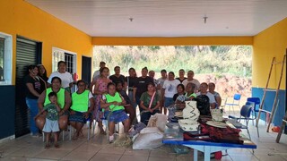 Sem algod&atilde;o, mulheres aprendem costura em tear reciclado 