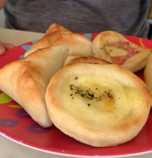 Com salgado a R$ 1, Josi vende sem parar em trailer cor de rosa