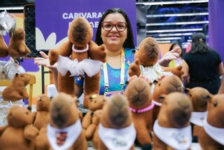 Pequena Lo ganha capivara cadeirante, prova tereré, sobá e chipa Pequena Lo ganha capivara cadeirante, prova tereré, sobá e chipa