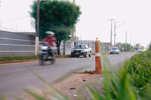 Na Guaicurus, motociclista desvia de buraco e &eacute; atingida por outra moto
