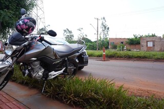 Na Guaicurus, motociclista desvia de buraco e &eacute; atingida por outra moto