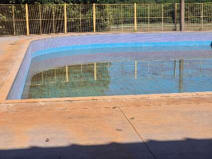 Piscina suja, escurid&atilde;o e depreda&ccedil;&atilde;o afastam frequentadores de parque e gin&aacute;sio