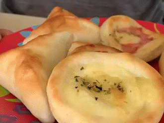 Com salgado a R$ 1, Josi vende sem parar em trailer cor de rosa