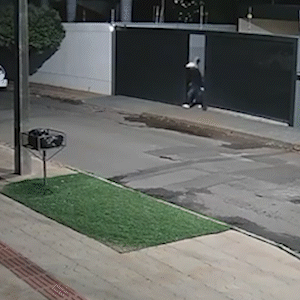 Arrastando cofre, trio invade casa e foge ao ser flagrado por vizinho 