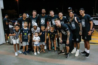 Oper&aacute;rio desembarca sob festa ap&oacute;s vaga hist&oacute;rica na Copa do Brasil