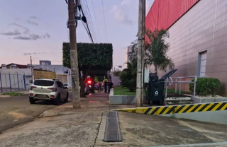 Homem é encontrado morto com marcas de facadas na Vila Glória Homem é encontrado morto com marcas de facadas na Vila Glória