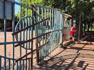 Piscina suja, escurid&atilde;o e depreda&ccedil;&atilde;o afastam frequentadores de parque e gin&aacute;sio