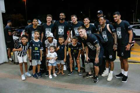 Oper&aacute;rio desembarca sob festa ap&oacute;s vaga hist&oacute;rica na Copa do Brasil