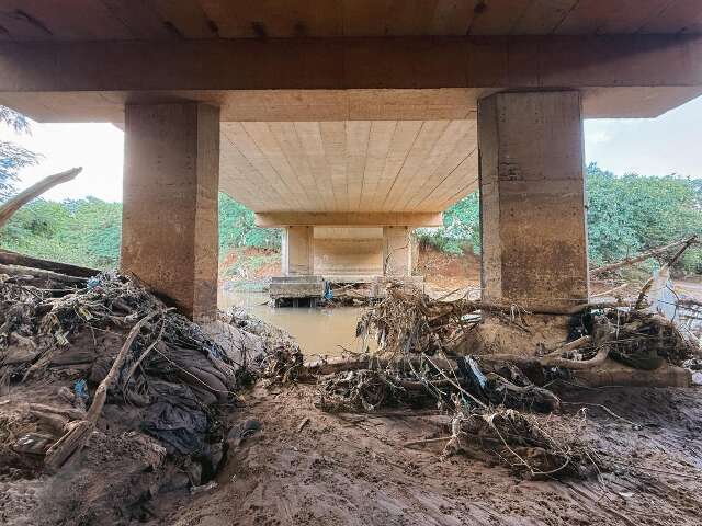 Condutores relatam que ponte sobre o Rio Anhandu&iacute; est&aacute; "tremendo" mais
