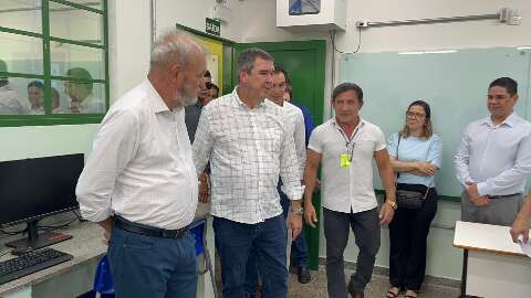 Riedel entrega reforma de escola constru&iacute;da em 1942 e que foi base do Ex&eacute;rcito 