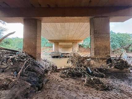 Condutores relatam que ponte sobre o Rio Anhandu&iacute; est&aacute; "tremendo" mais