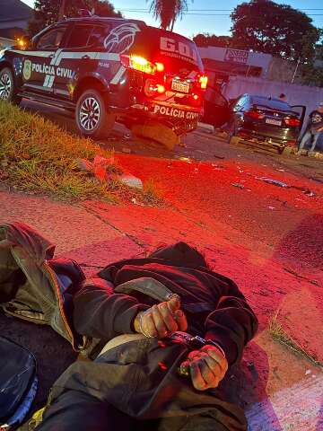 Motorista embriagado bate em viatura da pol&iacute;cia que abordava suspeito de furto 