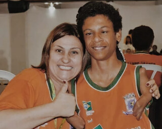 &ldquo;Enterraram meu filho como indigente&rdquo;, diz m&atilde;e de ex-atleta jogado de pr&eacute;dio 