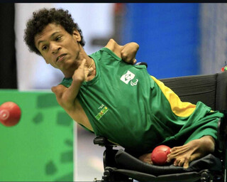 &ldquo;Enterraram meu filho como indigente&rdquo;, diz m&atilde;e de ex-atleta jogado de pr&eacute;dio 