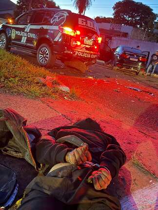 Motorista embriagado bate em viatura da pol&iacute;cia que abordava suspeito de furto 