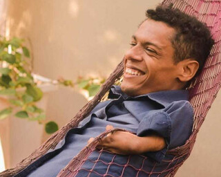 &ldquo;Enterraram meu filho como indigente&rdquo;, diz m&atilde;e de ex-atleta jogado de pr&eacute;dio 