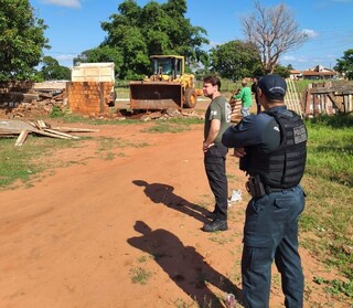 Casa em área invadida usada como boca de fumo e ponto de prostituição é demolida Casa em área invadida usada como boca de fumo e ponto de prostituição é demolida