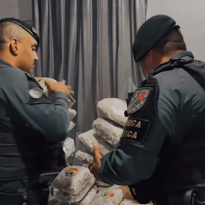 Usando coletes, homens dizem ser policiais e invadem casa para furtar droga