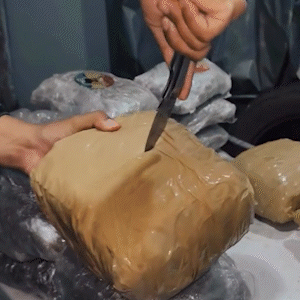 Com coletes, grupo se passa por policiais e invade resid&ecirc;ncia