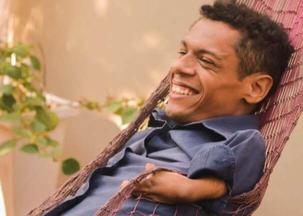 &ldquo;Enterraram meu filho como indigente&rdquo;, diz m&atilde;e de ex-atleta jogado de pr&eacute;dio 