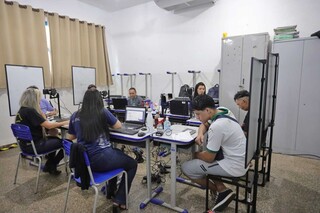 Aos 55 anos, Jairson aproveita plant&atilde;o eleitoral para garantir 1&ordm; voto da vida