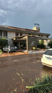 Temporal derruba &aacute;rvores e destelha casas na tarde deste s&aacute;bado