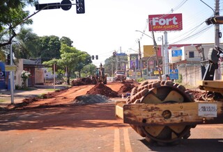 Prefeitura aproveita s&aacute;bado de sol para acelerar obras na Avenida Tr&ecirc;s Barras