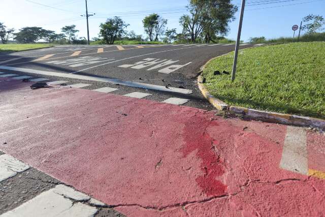 Condutor embriagado bate em moto de alta cilindrada e rapaz fica em estado grave