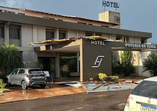 Temporal derruba &aacute;rvores e destelha casas na tarde deste s&aacute;bado