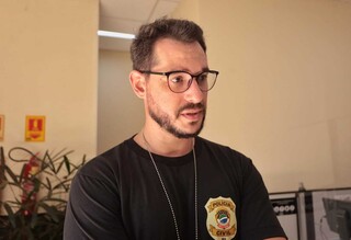 Homem é morto e adolescente baleada na cabeça após ataque em tabacaria Homem é morto e adolescente baleada na cabeça após ataque em tabacaria