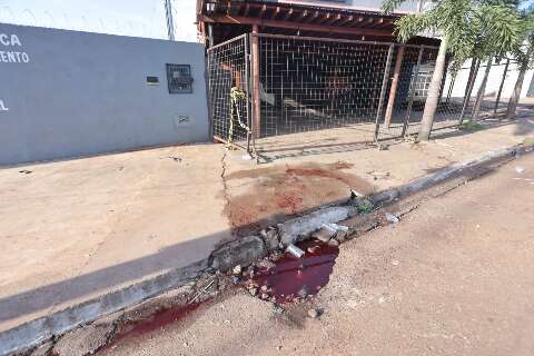 Homem &eacute; morto e adolescente baleada na cabe&ccedil;a ap&oacute;s ataque em tabacaria