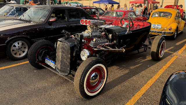 Carros cl&aacute;ssicos e nostalgia marcam Encontro de Rel&iacute;quias na Capital