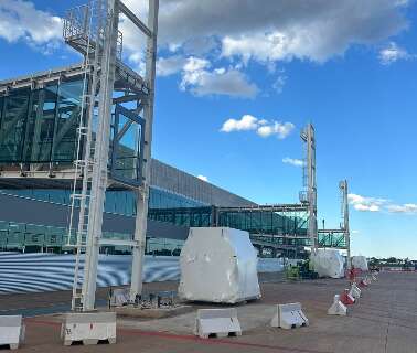 Pontes de embarque e desembarque come&ccedil;am a tomar forma no aeroporto da Capital
