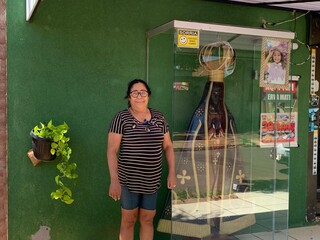 Para salvar neta do c&acirc;ncer, Maria fez santa gigante na cal&ccedil;ada de casa