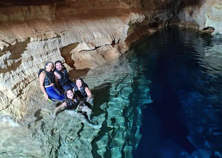 Irmãos levam mãe para celebrar 70 anos entre grutas e Pantanal baiano
