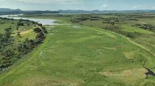 Isolados com fechamento de canal, moradores abrem "estrada" no Rio Paraguai