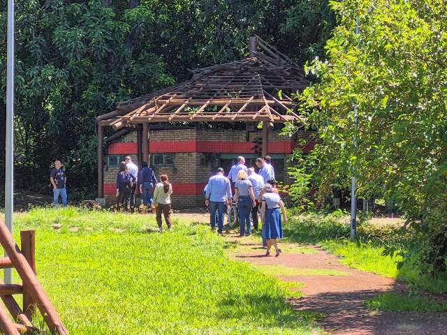 Come&ccedil;a limpeza do Horto, ap&oacute;s um ano fechado