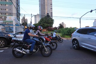 Semáforos desligados deixam trânsito caótico em cruzamentos com a Ceará Semáforos desligados deixam trânsito caótico em cruzamentos com a Ceará