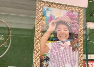 Para salvar neta do c&acirc;ncer, Maria fez santa gigante na cal&ccedil;ada de casa