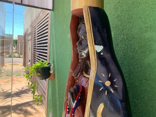 Para salvar neta do c&acirc;ncer, Maria fez santa gigante na cal&ccedil;ada de casa