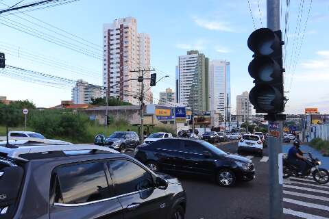 Sem&aacute;foros desligados deixam tr&acirc;nsito ca&oacute;tico em cruzamentos com a Cear&aacute;
