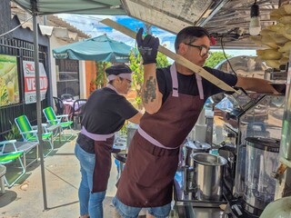 Garagem de casal vira point com hot dog coreano, crepe e caldo de cana