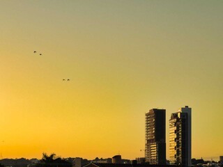 Sol entre nuvens e calor de até 36°C marcam o início de semana em MS Sol entre nuvens e calor de até 36°C marcam o início de semana em MS