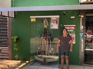 Para salvar neta do c&acirc;ncer, Maria fez santa gigante na cal&ccedil;ada de casa