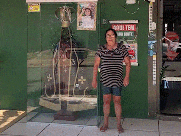 Para salvar neta do câncer, Maria fez santa gigante na calçada de casa